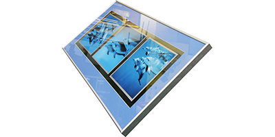 Оформление трех цветных постеров в алюминиевом профиле между двух стекол