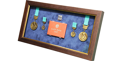 Объёмное оформление наград в деревянном багете на бархатном паспарту с музейным стеклом