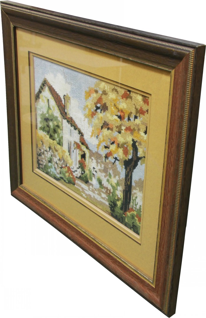 Вышивка в деревянном багете и двойным желтым паспарту с использованием тонкого золотого канта