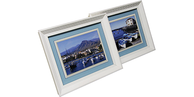 Оформление фотографий в белом деревянном багете с несколькими слоями паспарту и музейным стеклом